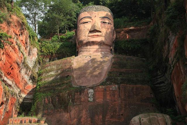 樂山大佛為何以屹立千年？又為何既不雙手合十也不打坐呢？