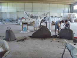 hj1709 箱包雕塑泥塑_青島國際服裝城不銹鋼雕塑、石雕、玻璃鋼雕塑_濱州宏景雕塑有限公司